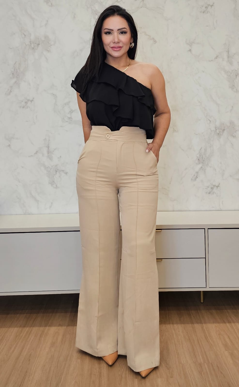 Calça pantalona feminina bege em alfaiataria confortável de cintura alta com bolsos - Caroline