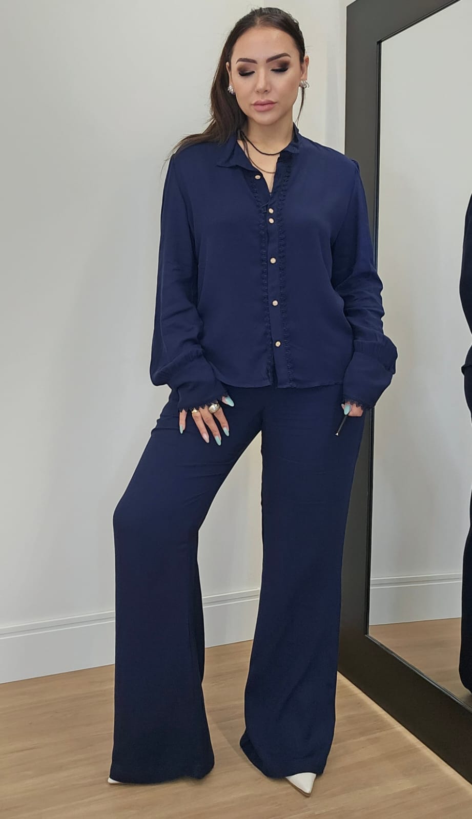 Camisa Feminina azul marinho em viscose com Botões em Strass e Detalhes em Renda - Felícia