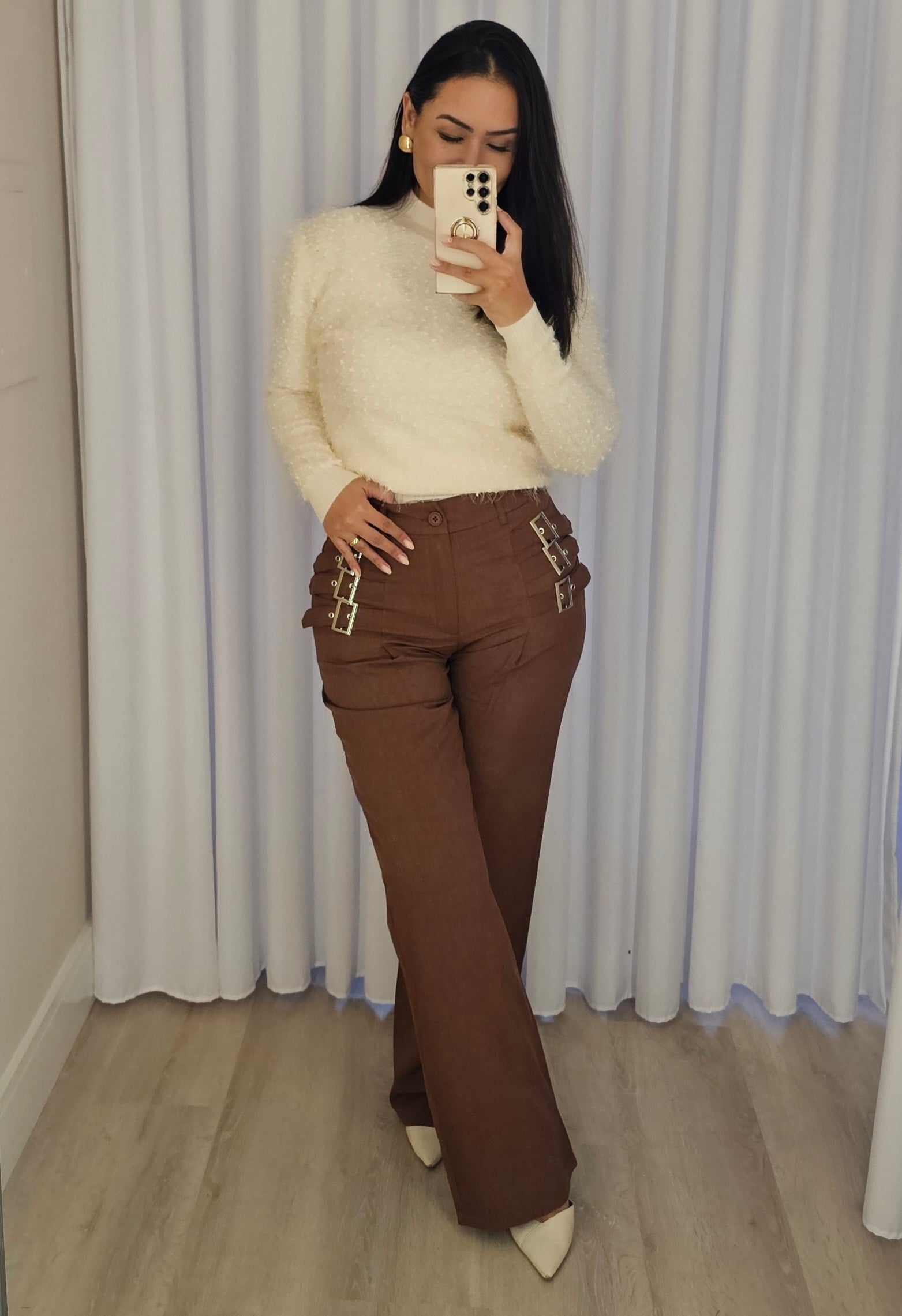 Calça Feminina Marrom com Fivelas prateadas – Alfaiataria moderna e estilosa