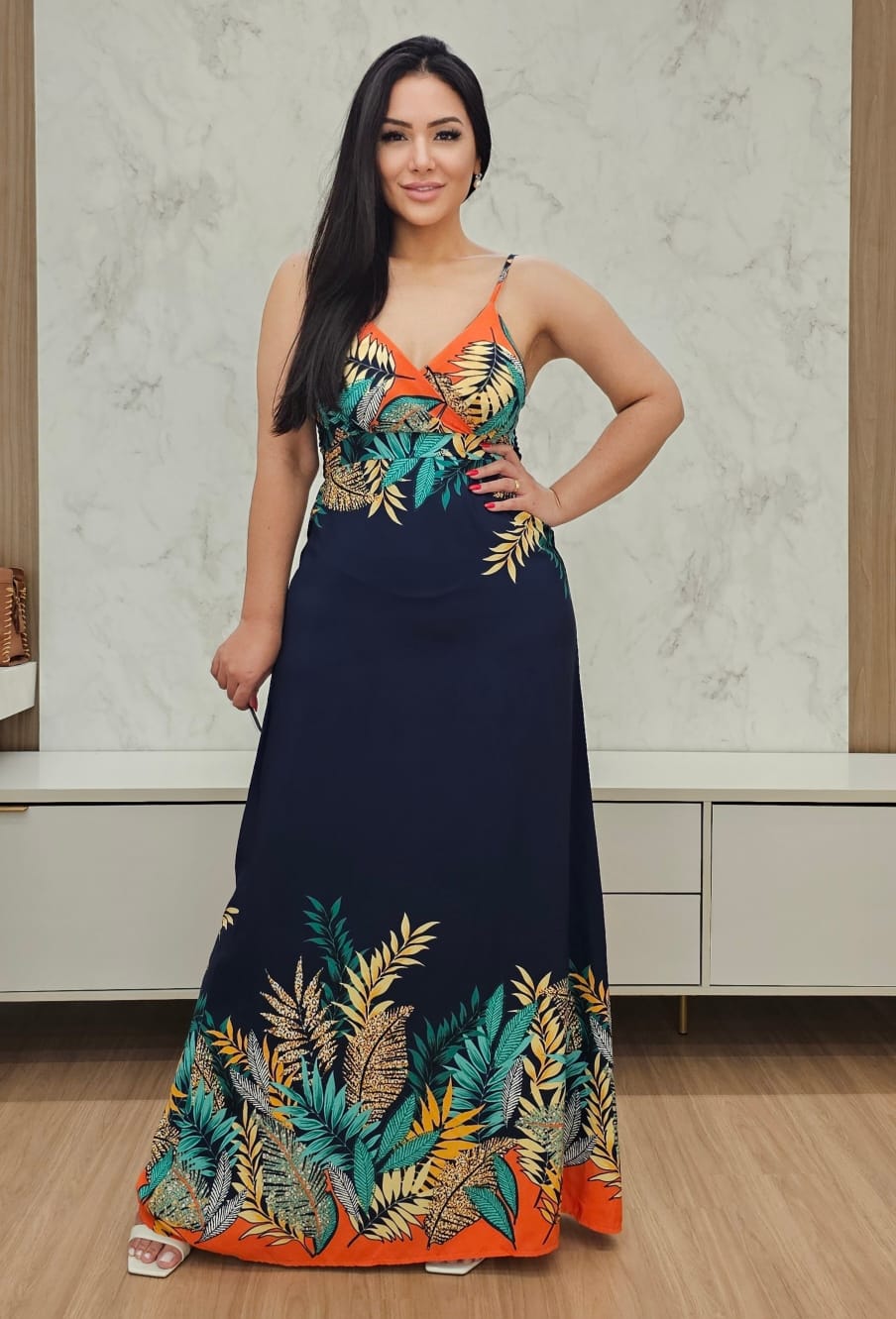 Vestido longo fluido azul marinho com estampa - Com forro, bojo e alças reguláveis