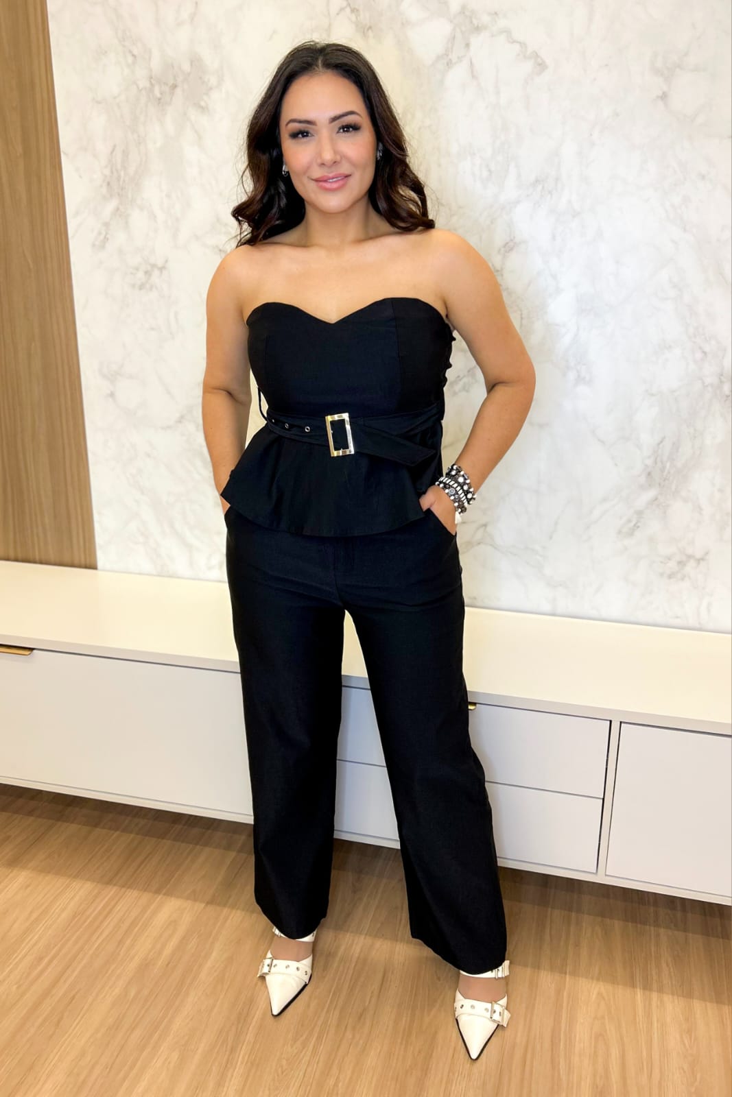 Calça feminina preta reta com elastano - tecido encorpado e caimento impecável - confortável e elegante