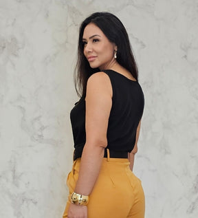 Blusa feminina preta de gola solta e alças largas