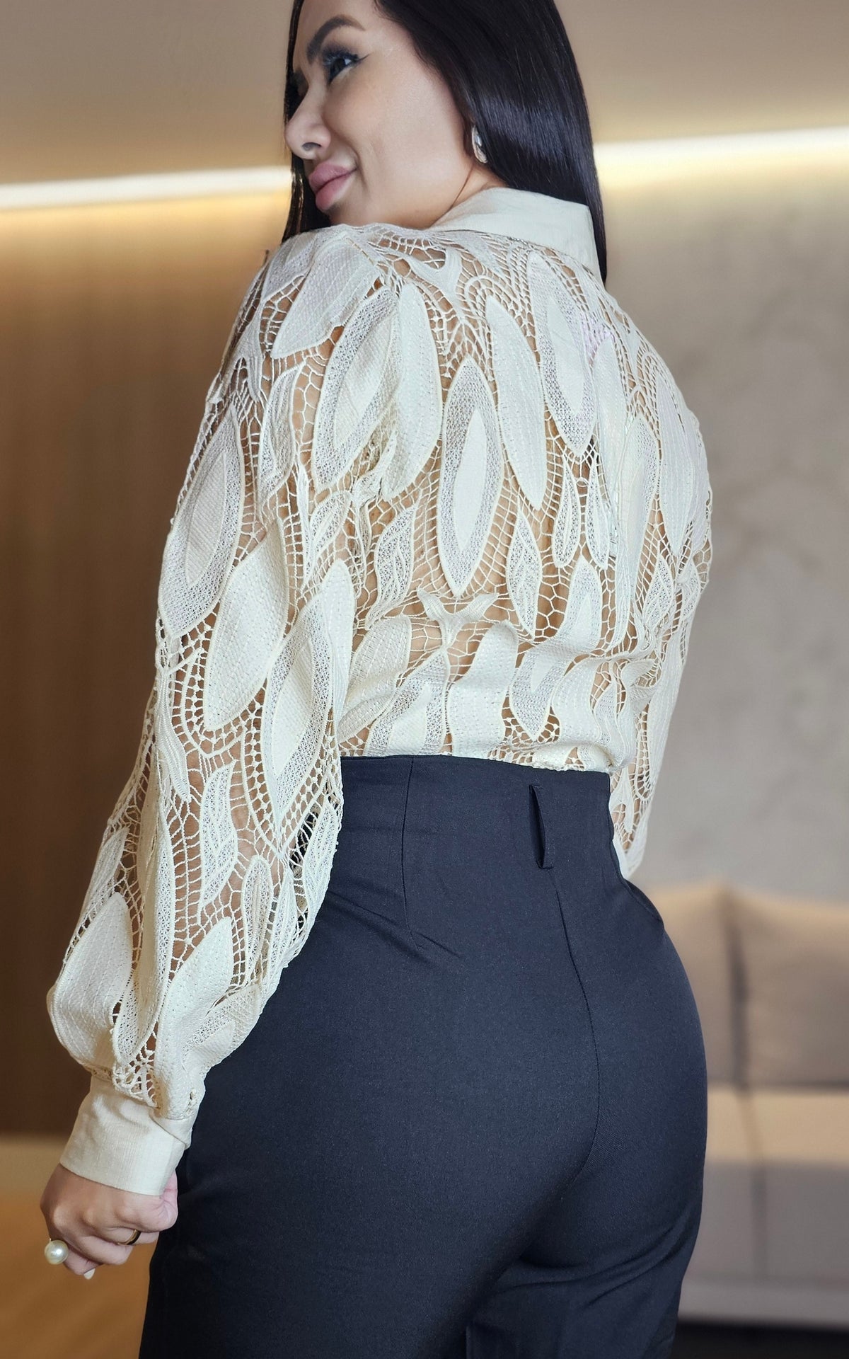 Calça Skinny Feminina de Alfaiataria Preta com Pregas Frontais