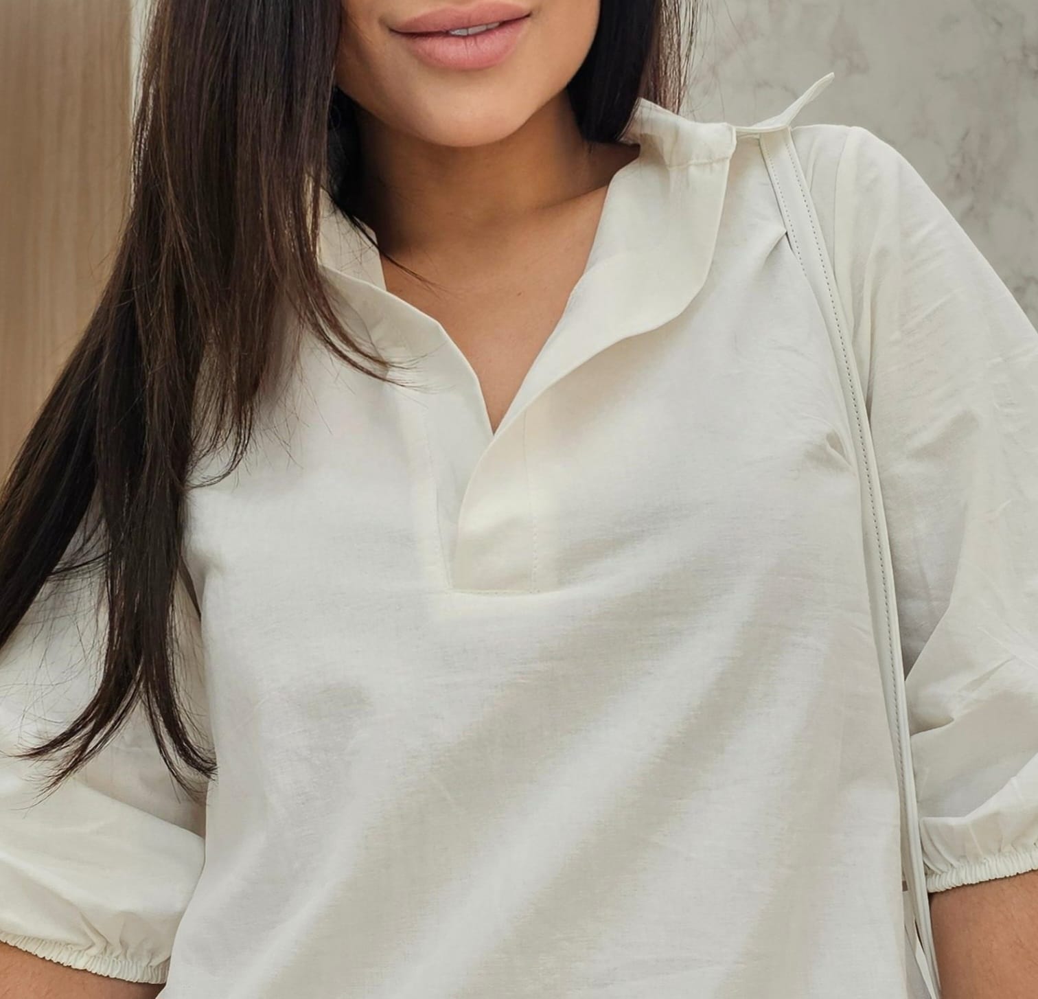 Chemise feminina Off-White com Modelagem Ampla, decote em V, elástico nas mangas e Fendas Laterais