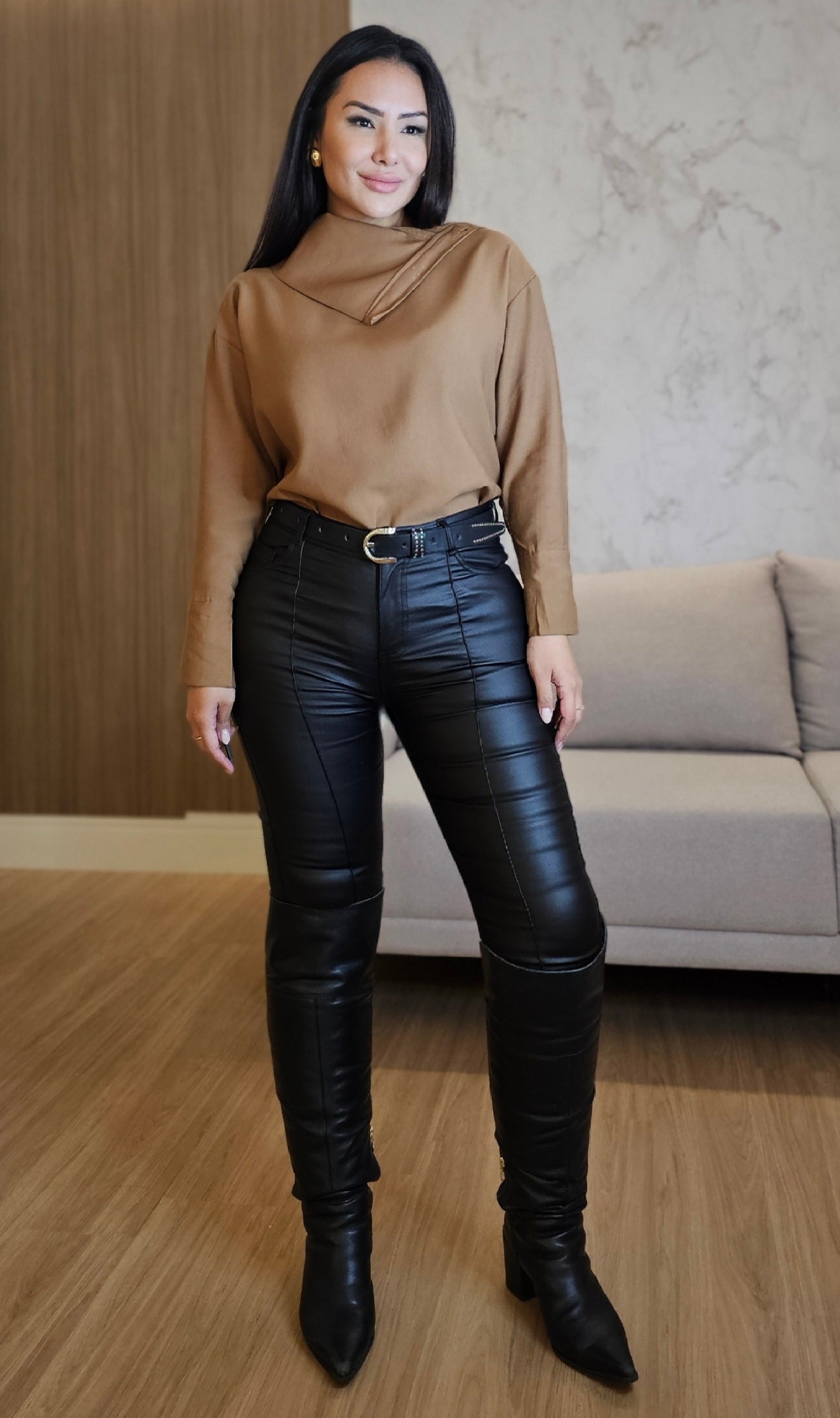 Camisa Feminina nude de Alfaiataria com Abotoamento Imponente – Estrutura Impecável e Design Sofisticado