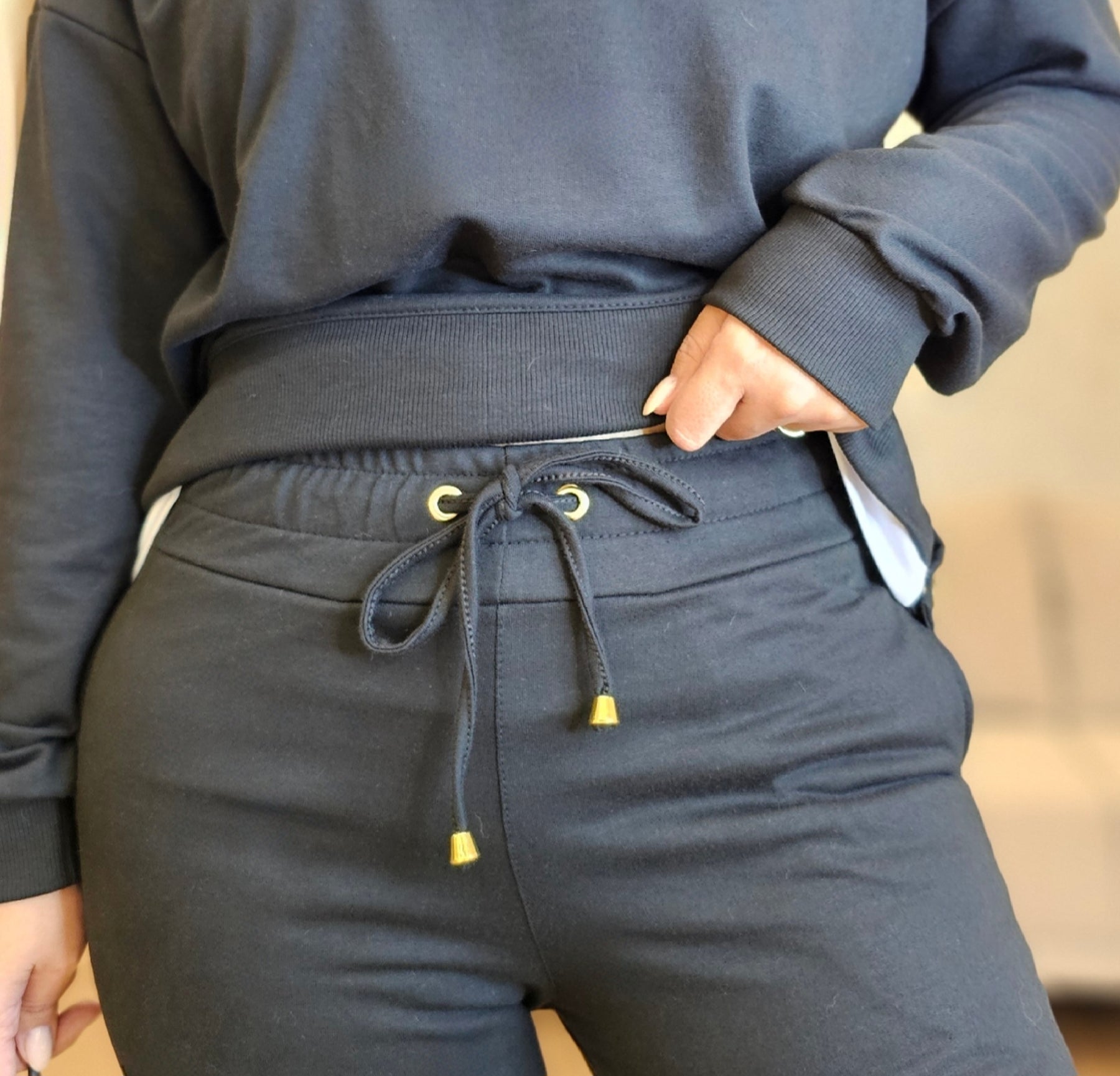 Conjunto Feminino de Moletom Preto com Botões Dourados – Casual & Estiloso