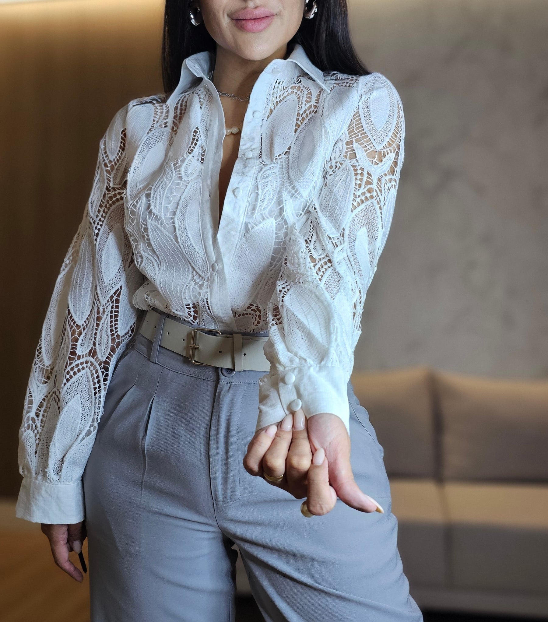 Camisa Feminina Branca em Renda com Forro Frontal e Botões Encapados