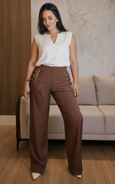 Calça Feminina Marrom com Fivelas prateadas
