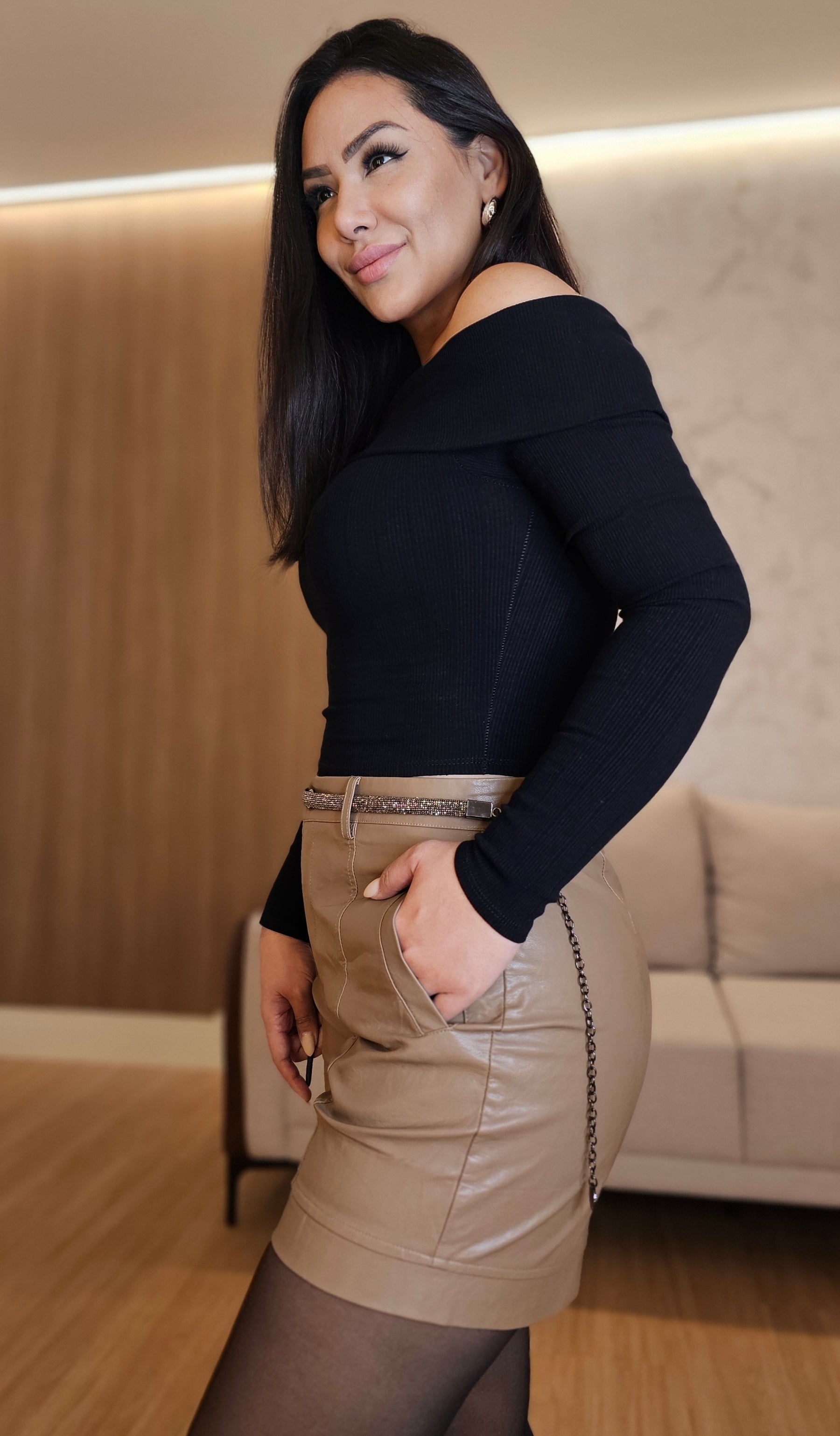 Short feminino marrom amendoado em couro sintético com acabamento premium