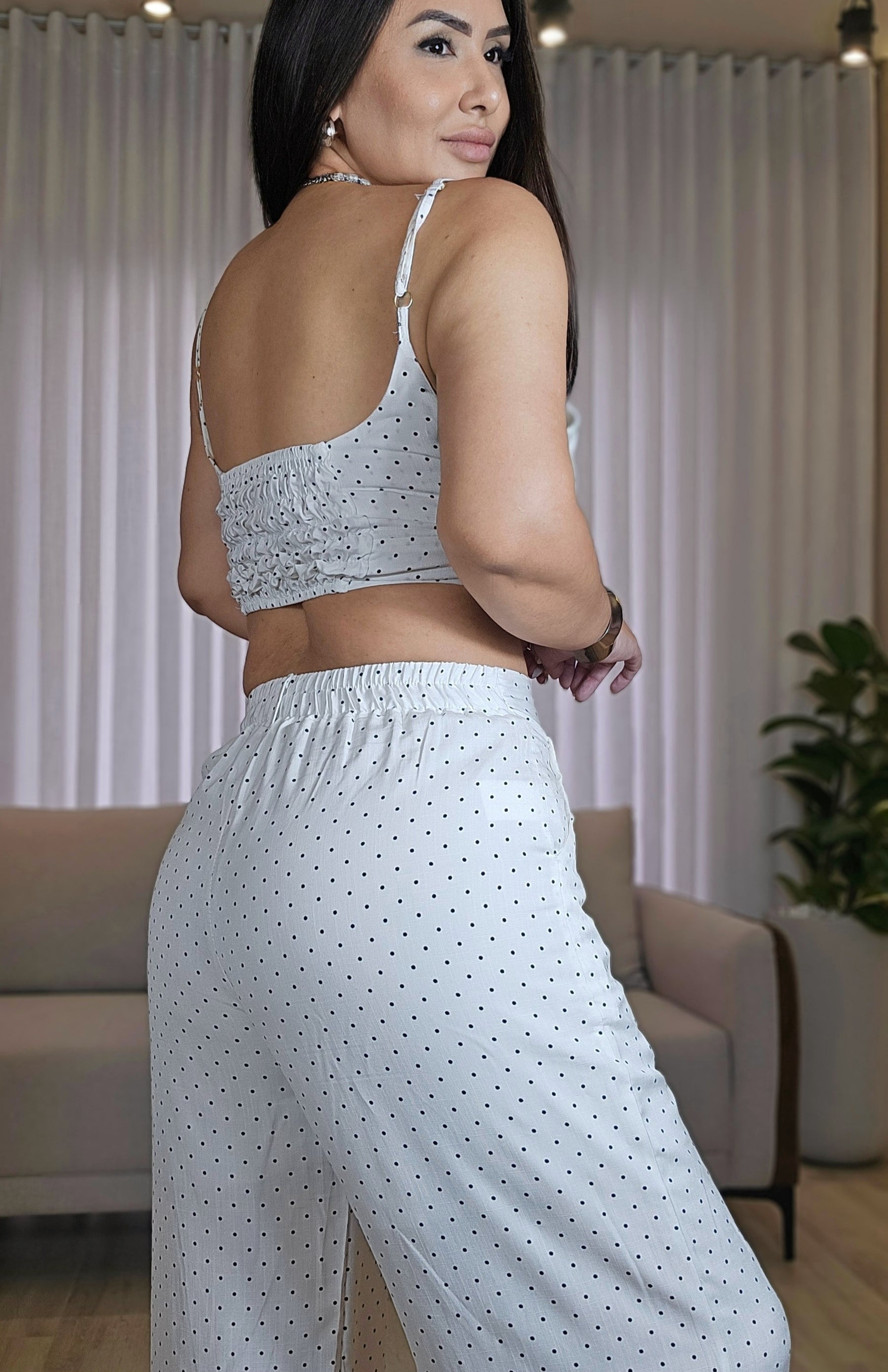 Trijunto Feminino Branco em Linho com Viscose Poá Preto – Camisa, Top e Calça