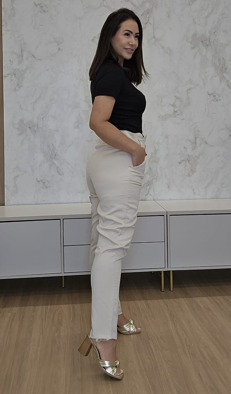 Calça feminina de cintura alta em Alfaiataria com Cinto Forrado e zíper invisível - Vanessa