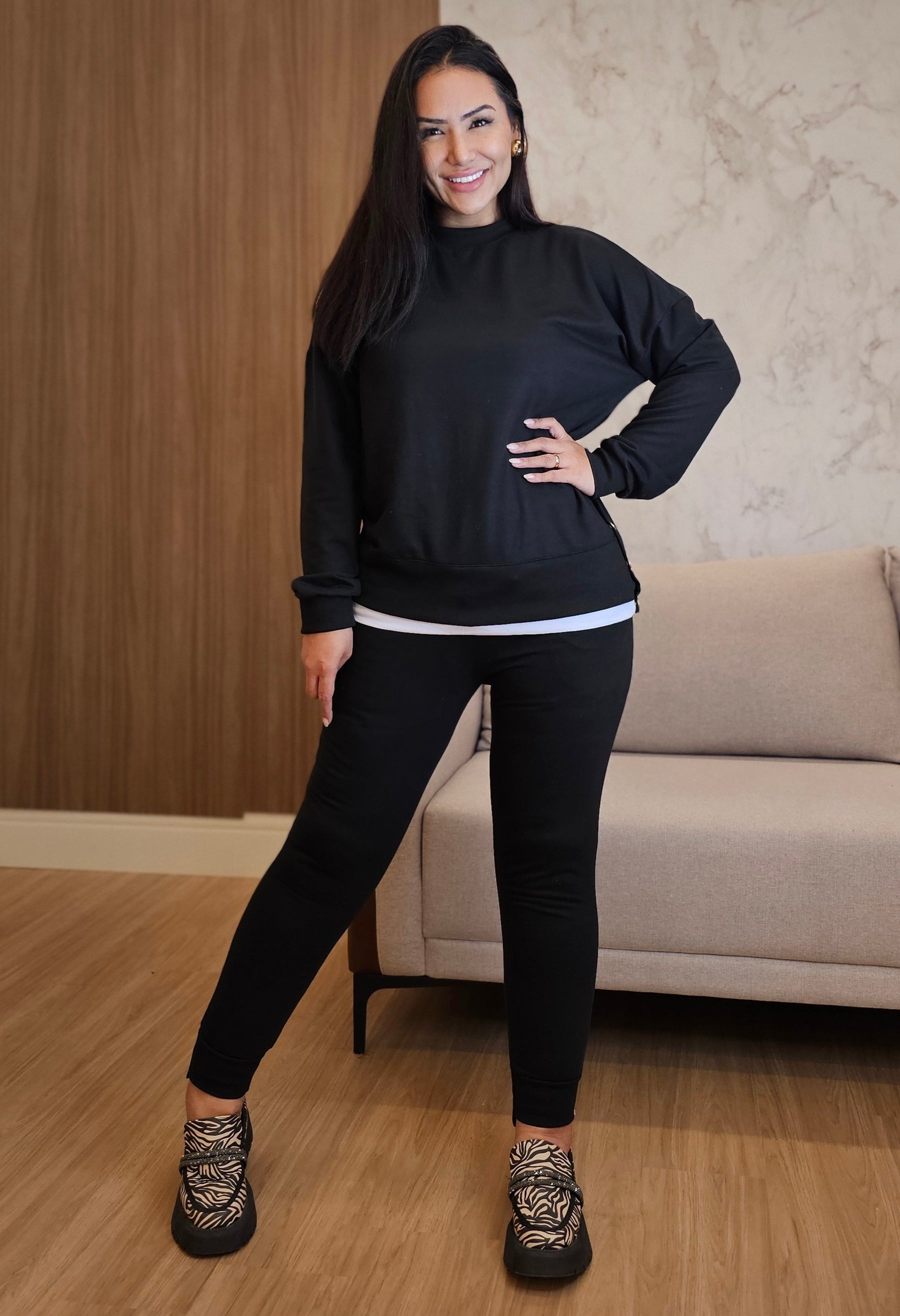 Conjunto Feminino de Moletom Preto com Botões Dourados – Casual & Estiloso
