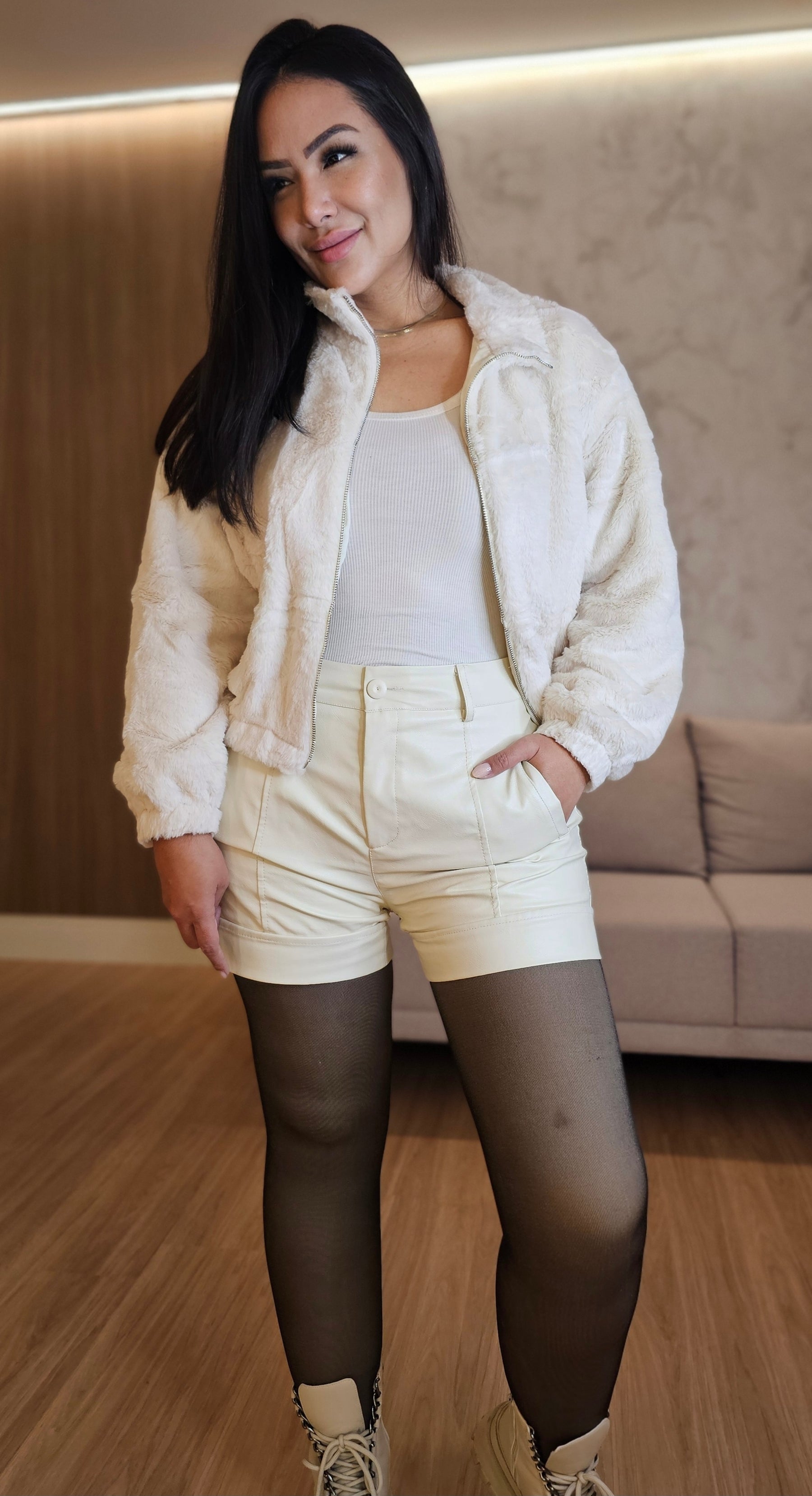 Shorts Feminino em PU Premium Off-White – Elegância e atitude no frio
