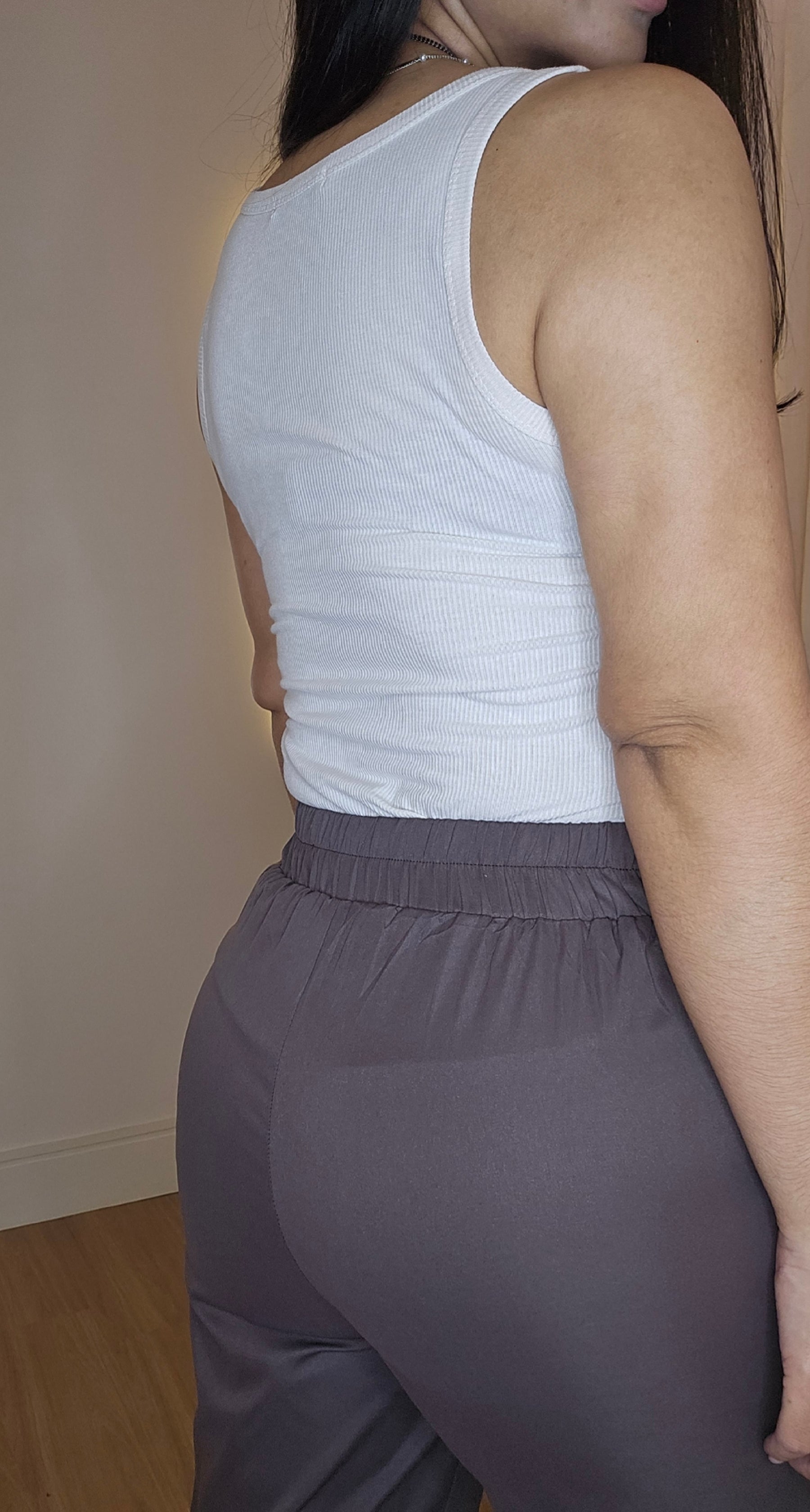 Calça Marrom Feminina de Alfaiataria com Fivela – Cintura Alta e Bolsos Laterais