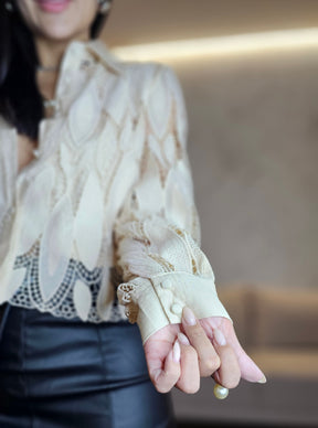Camisa Feminina Bege em Renda com Forro Frontal e Botões Encapados