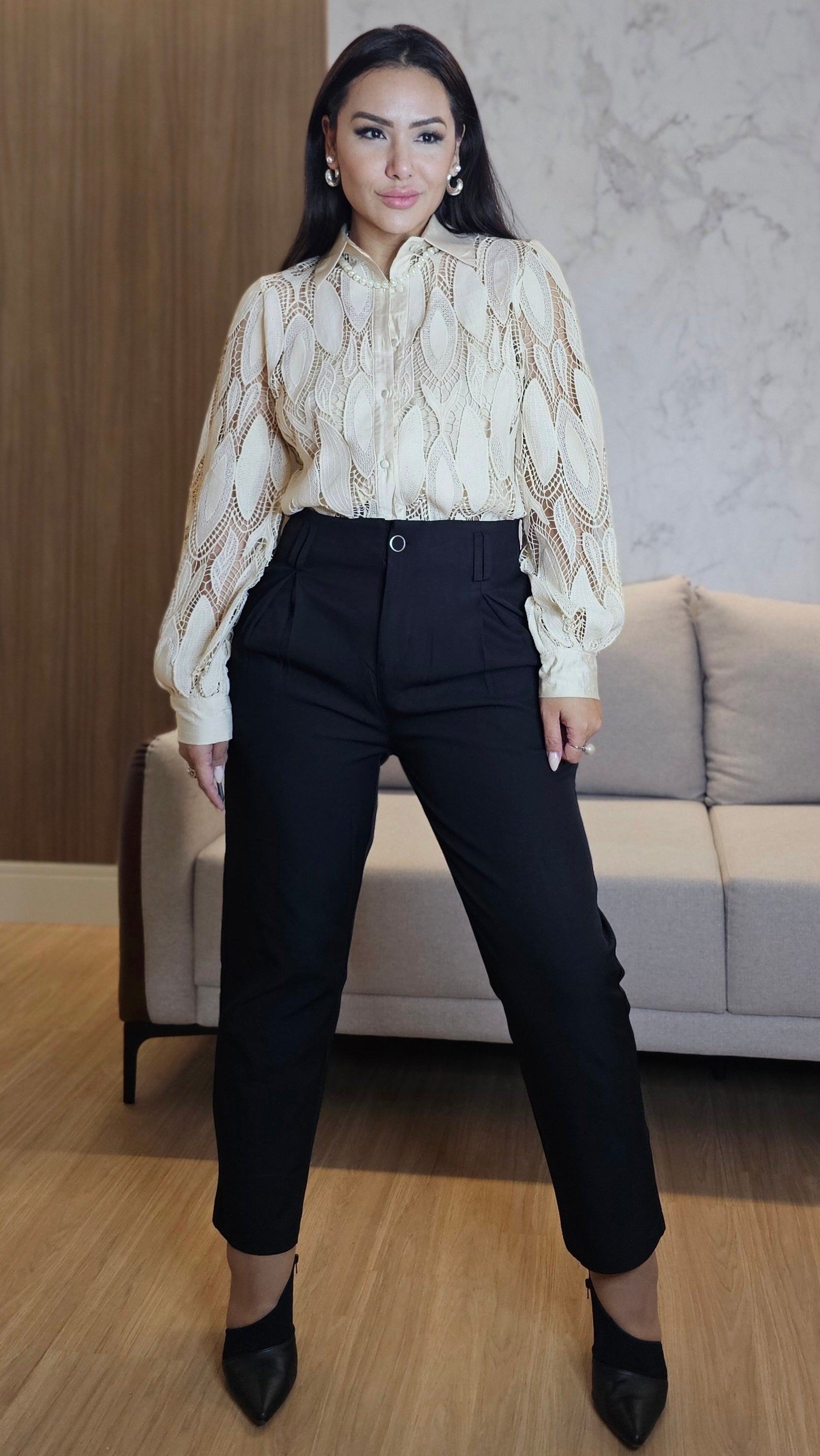 Camisa Feminina Bege em Renda com Forro Frontal e Botões Encapados