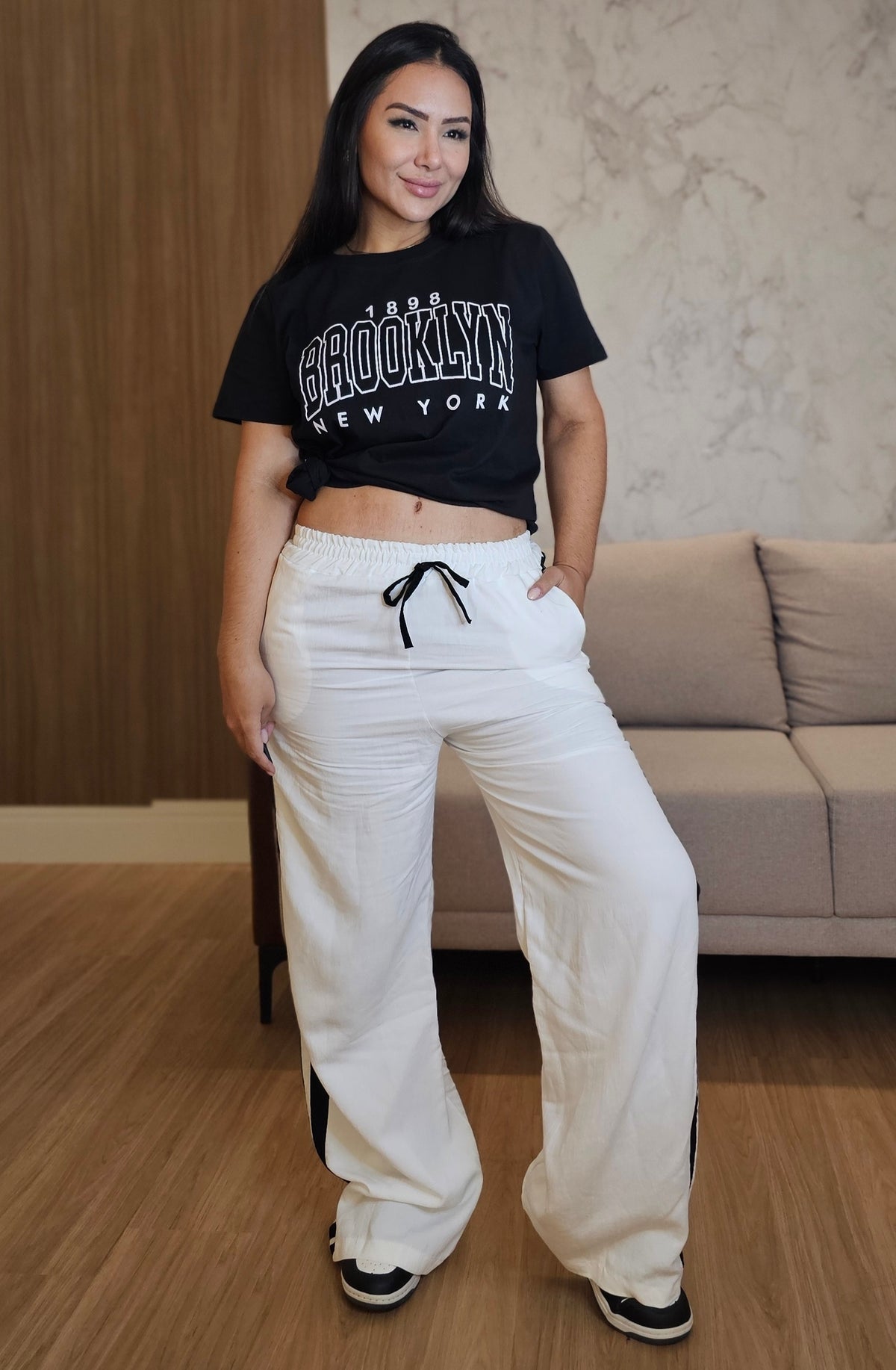 Calça Pantalona Feminina Branca com Faixa Lateral Preta
