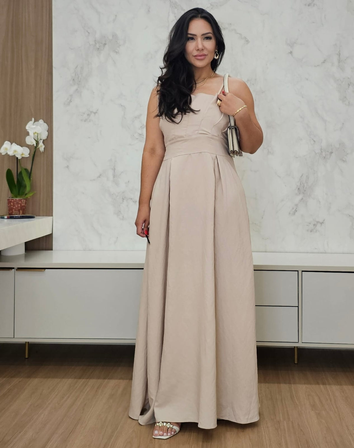 Vestido longo nude de tecido encorpado com drapeado no decote, alças com regulagem e lastex nas costas
