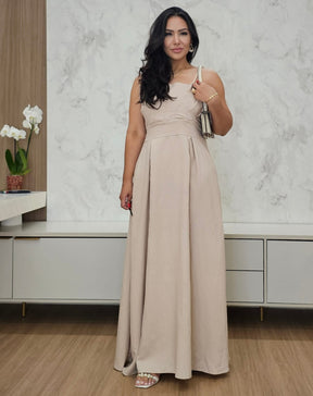 Vestido longo nude de tecido encorpado com drapeado no decote, alças com regulagem e lastex nas costas