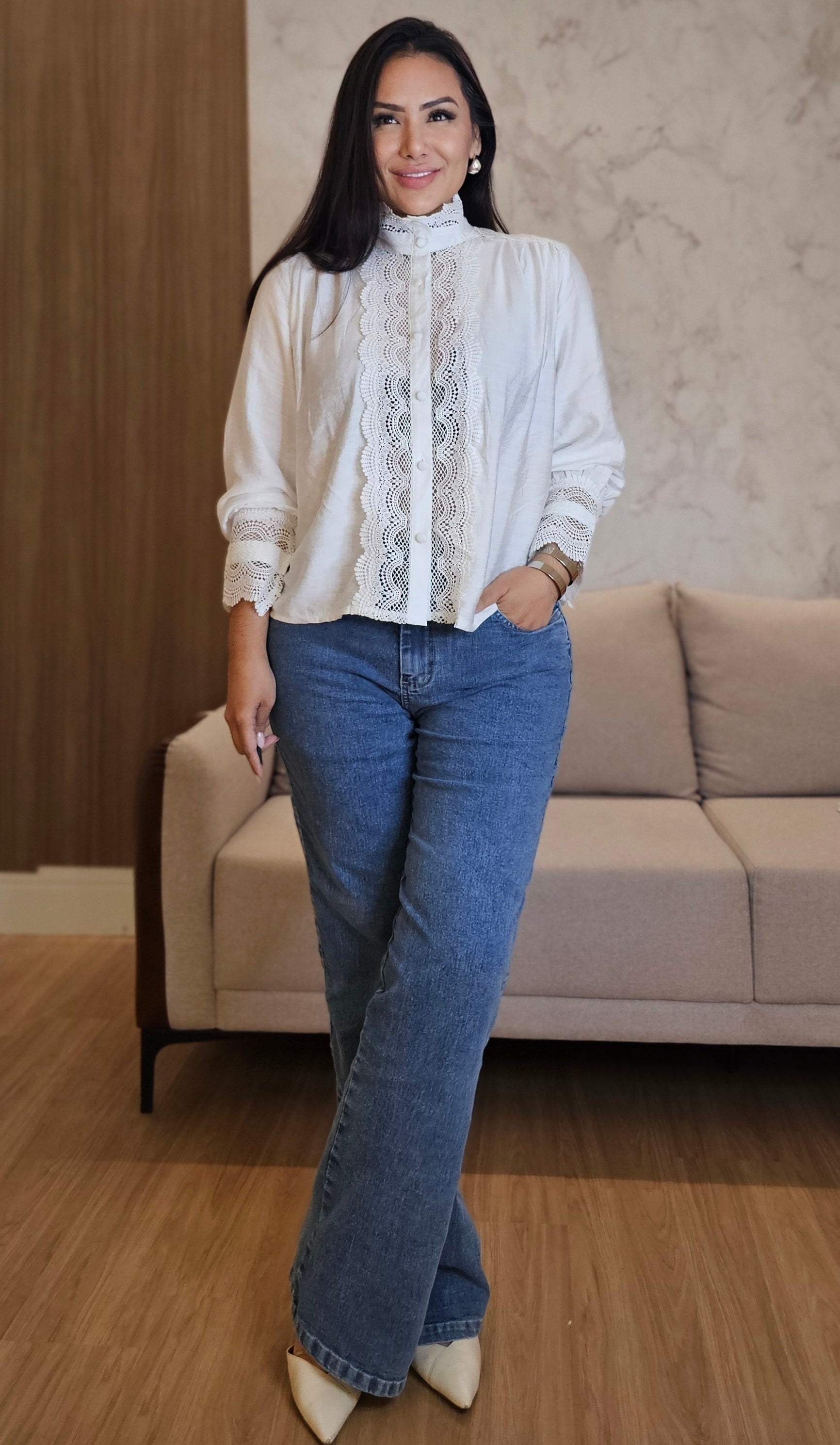 Camisa Branca Feminina com Renda – Sofisticação atemporal com acabamento impecável