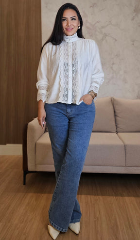 Camisa Branca Feminina com Renda – Sofisticação atemporal com acabamento impecável