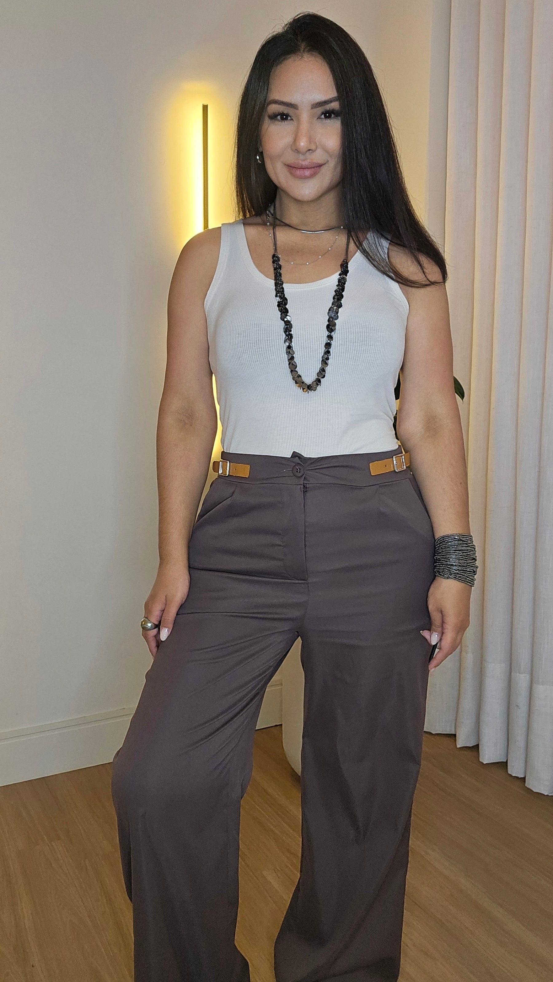 Calça Marrom Feminina de Alfaiataria com Fivela – Cintura Alta e Bolsos Laterais