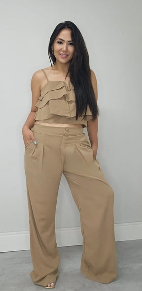 Conjunto feminino de Alfaiataria com Cropped de Babados Estruturado e calça
