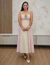 Vestido midi Bicolor de tecido encorpado com decote de amarração, bojo, alças com regulagem e fendas laterais