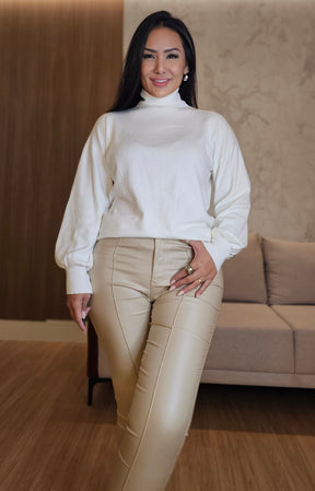 Blusa Feminina Gola Alta Branca – Versatilidade e Sofisticação em uma Peça Atemporal