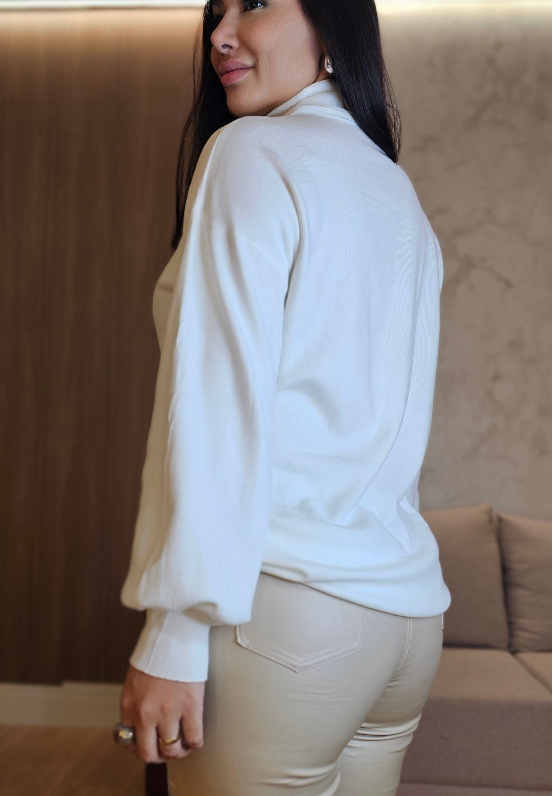 Blusa Feminina Gola Alta Branca – Versatilidade e Sofisticação em uma Peça Atemporal