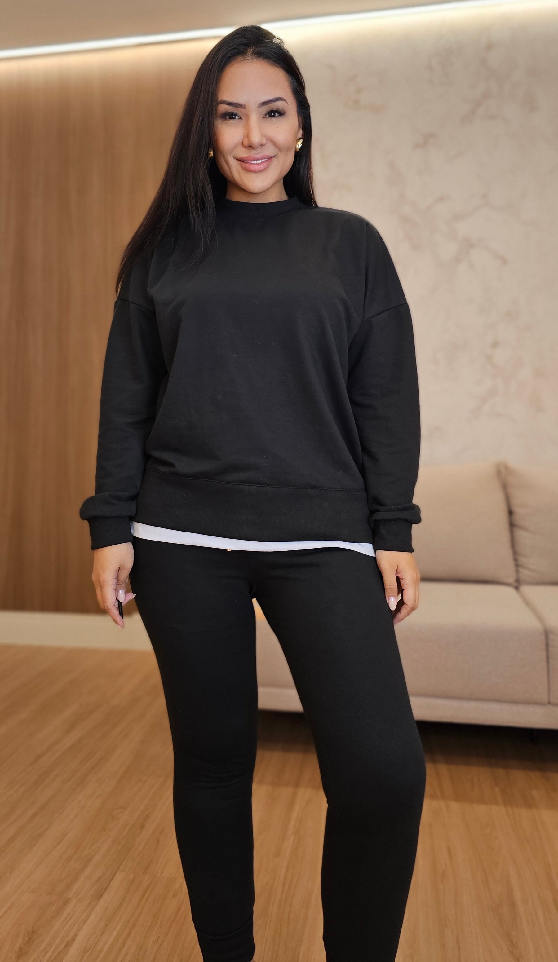 Conjunto Feminino de Moletom Preto com Botões Dourados – Casual & Estiloso