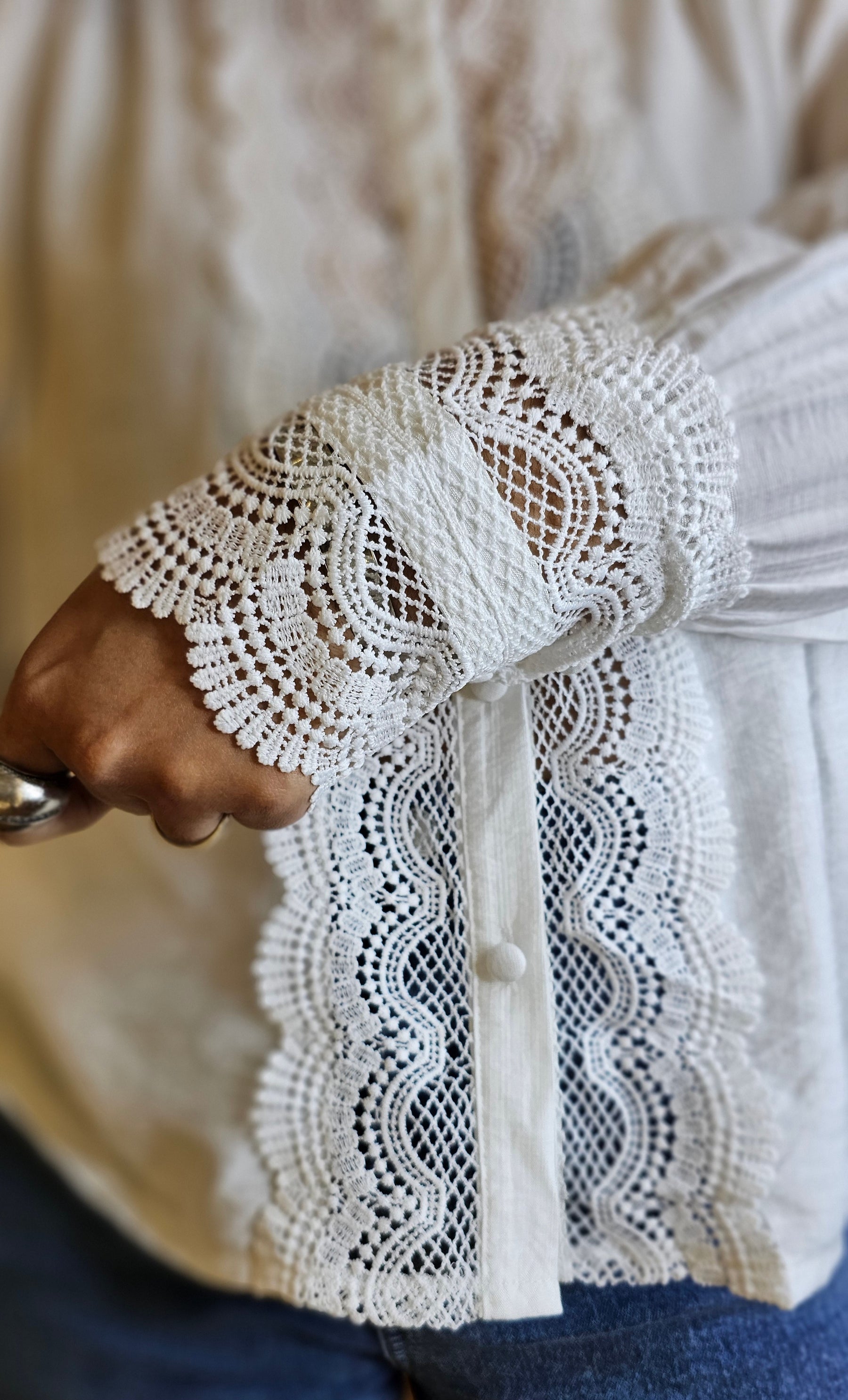 Camisa Branca Feminina com Renda – Sofisticação atemporal com acabamento impecável