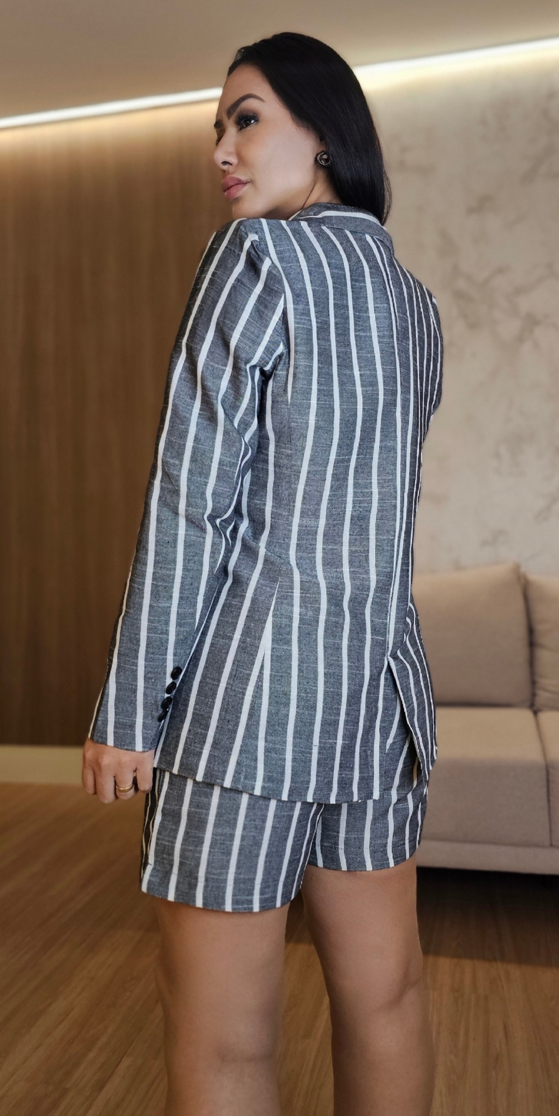 Conjunto feminino de alfaiataria risca de giz moderno e elegante