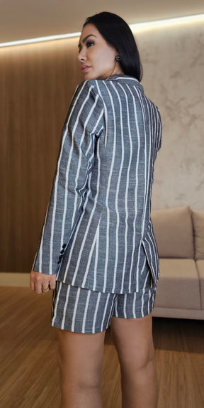 Conjunto feminino de alfaiataria risca de giz moderno e elegante