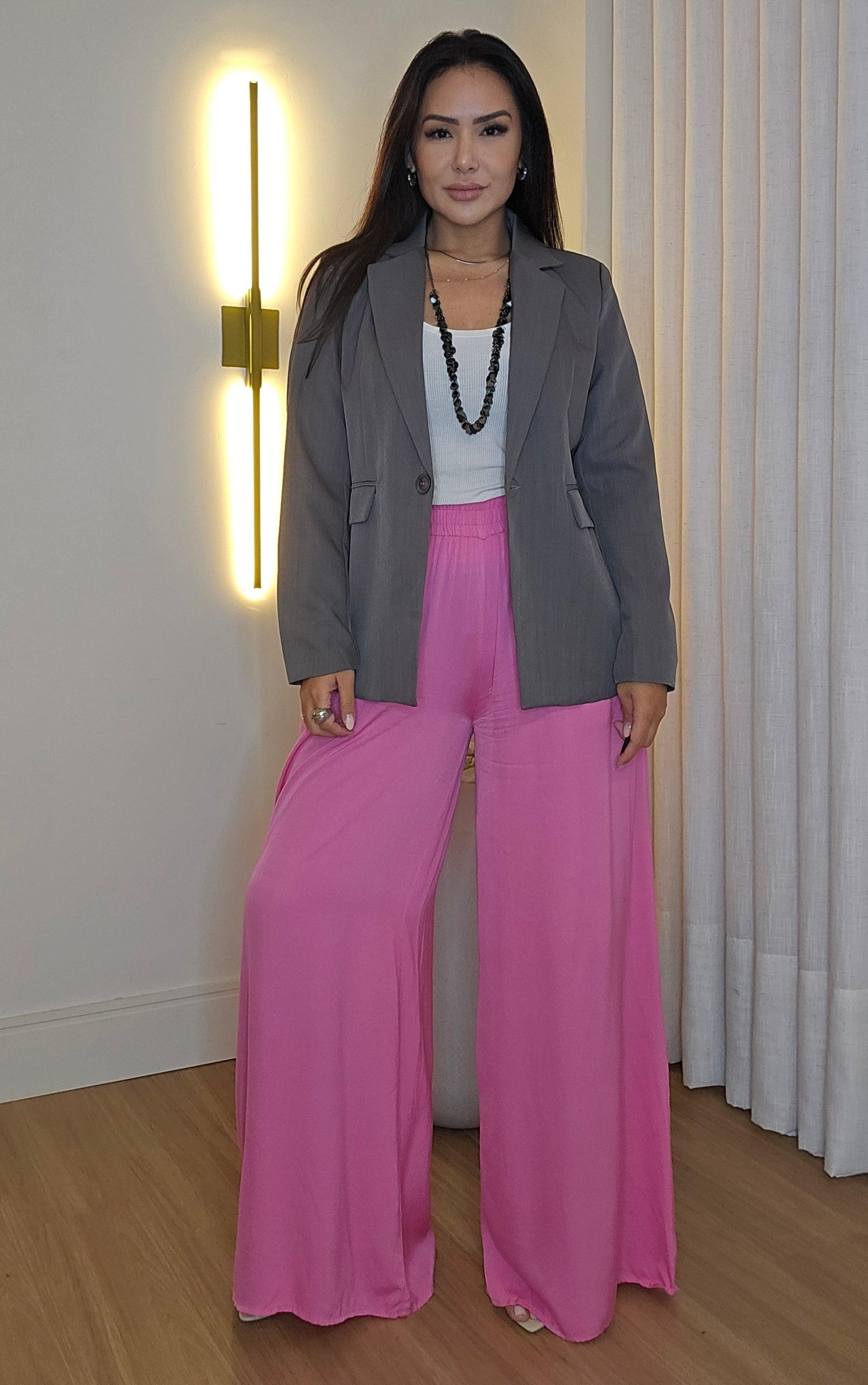 Blazer Feminino Cinza Forrado com Ombreiras – Alfaiataria Elegante