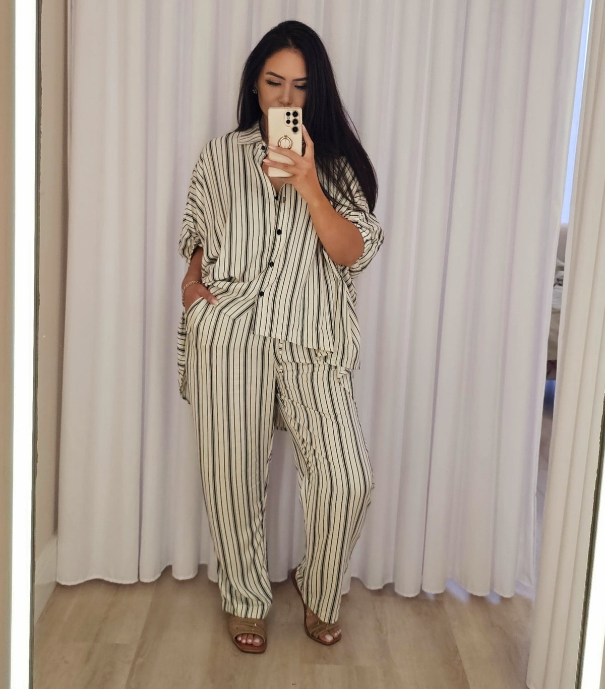 Conjunto feminino listrado sofisticado com camisa mullet