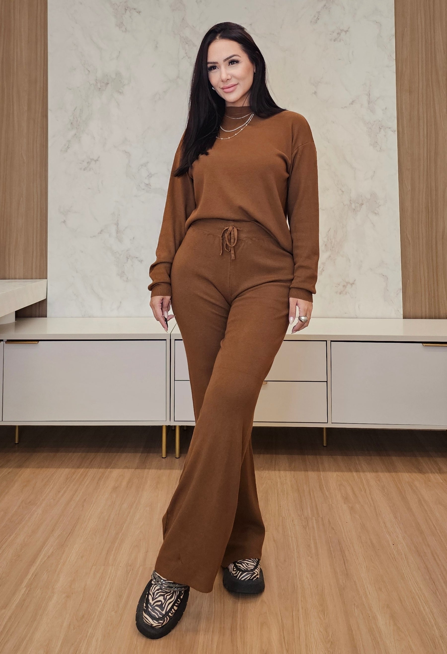 Conjunto feminino de tricot canelado marrom – conforto, estilo e elegância no seu dia a dia