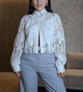 Camisa Feminina Branca em Renda com Forro Frontal e Botões Encapados