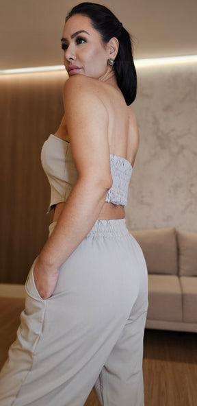 Conjunto Feminino de Alfaiataria Bege com Top Estruturado e Calça Cintura Alta