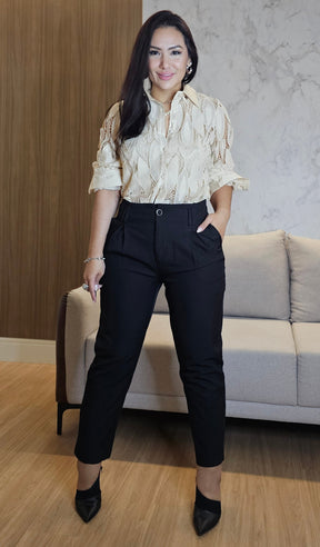 Calça Skinny Feminina de Alfaiataria Preta com Pregas Frontais