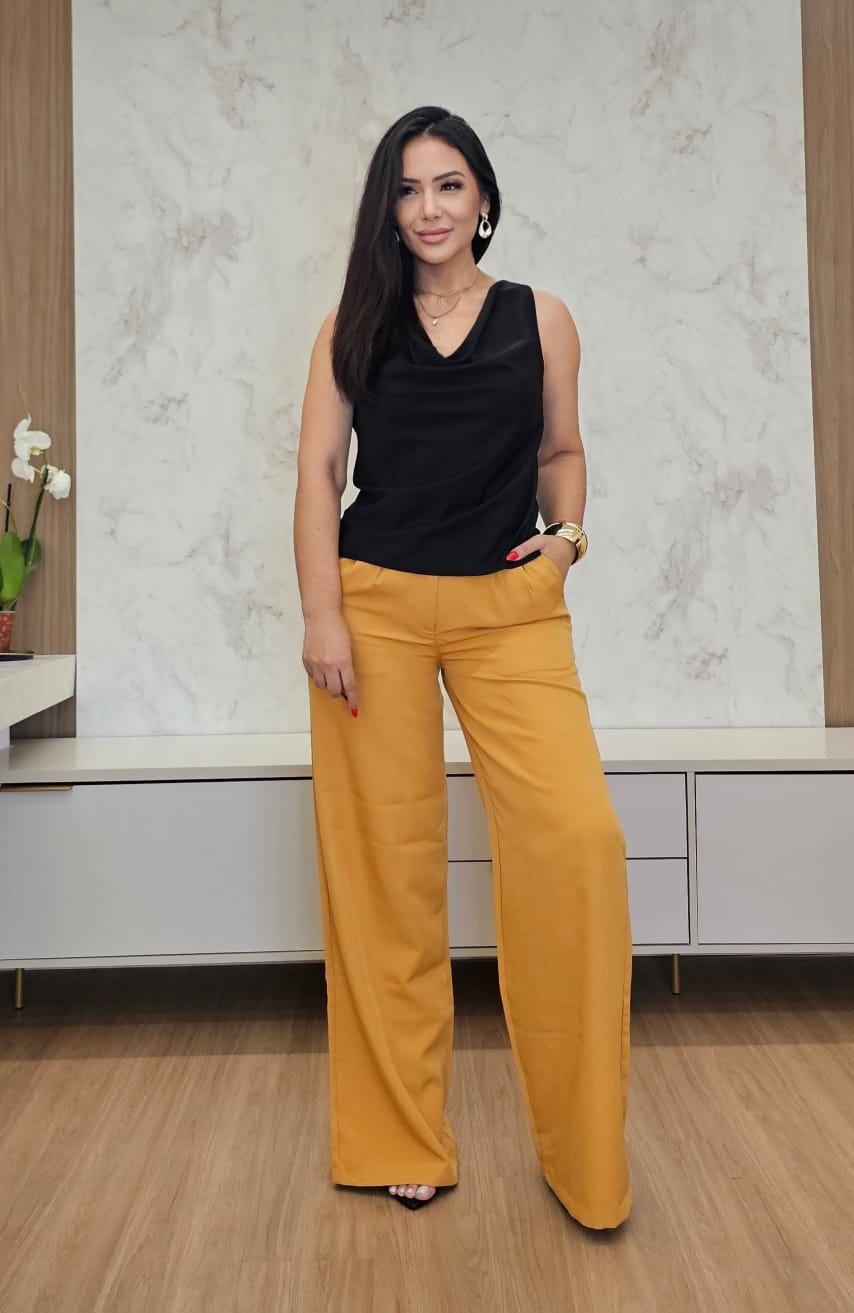 Calça Pantalona feminina em alfaiataria de cintura alta e bolsos funcionais