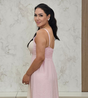 Vestido midi Bicolor de tecido encorpado com decote de amarração, bojo, alças com regulagem e fendas laterais