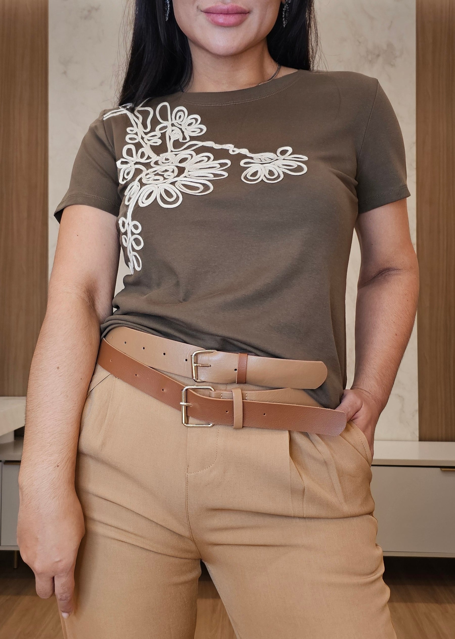 Calça Skinny Feminina de Alfaiataria nude com Pregas Frontais