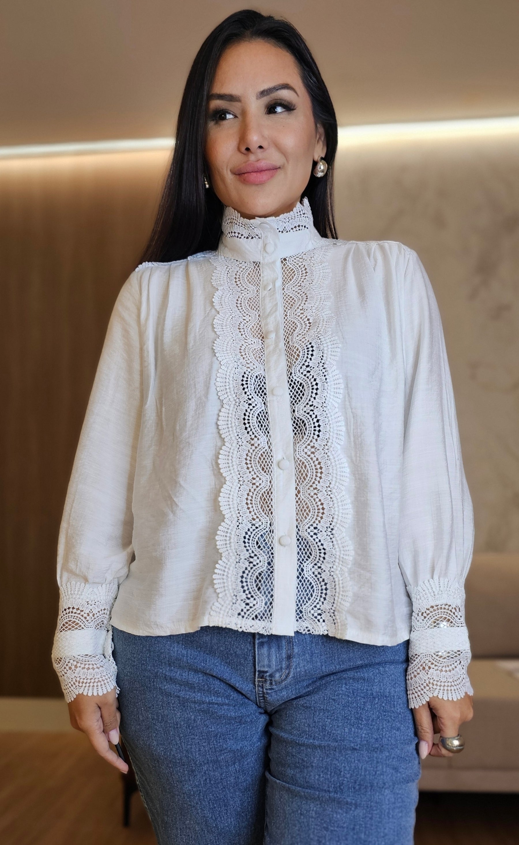 Camisa Branca Feminina com Renda – Sofisticação atemporal com acabamento impecável