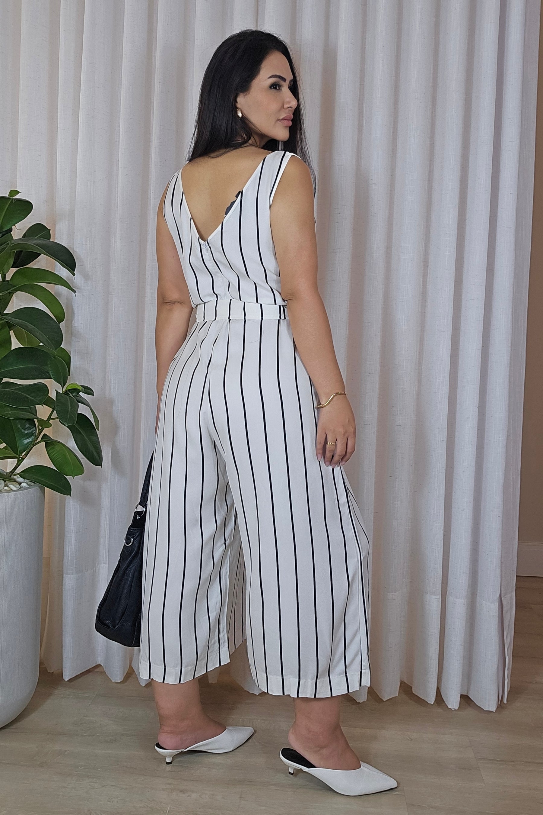 Macacão Pantacourt Listrado Feminino Amplo com Faixa