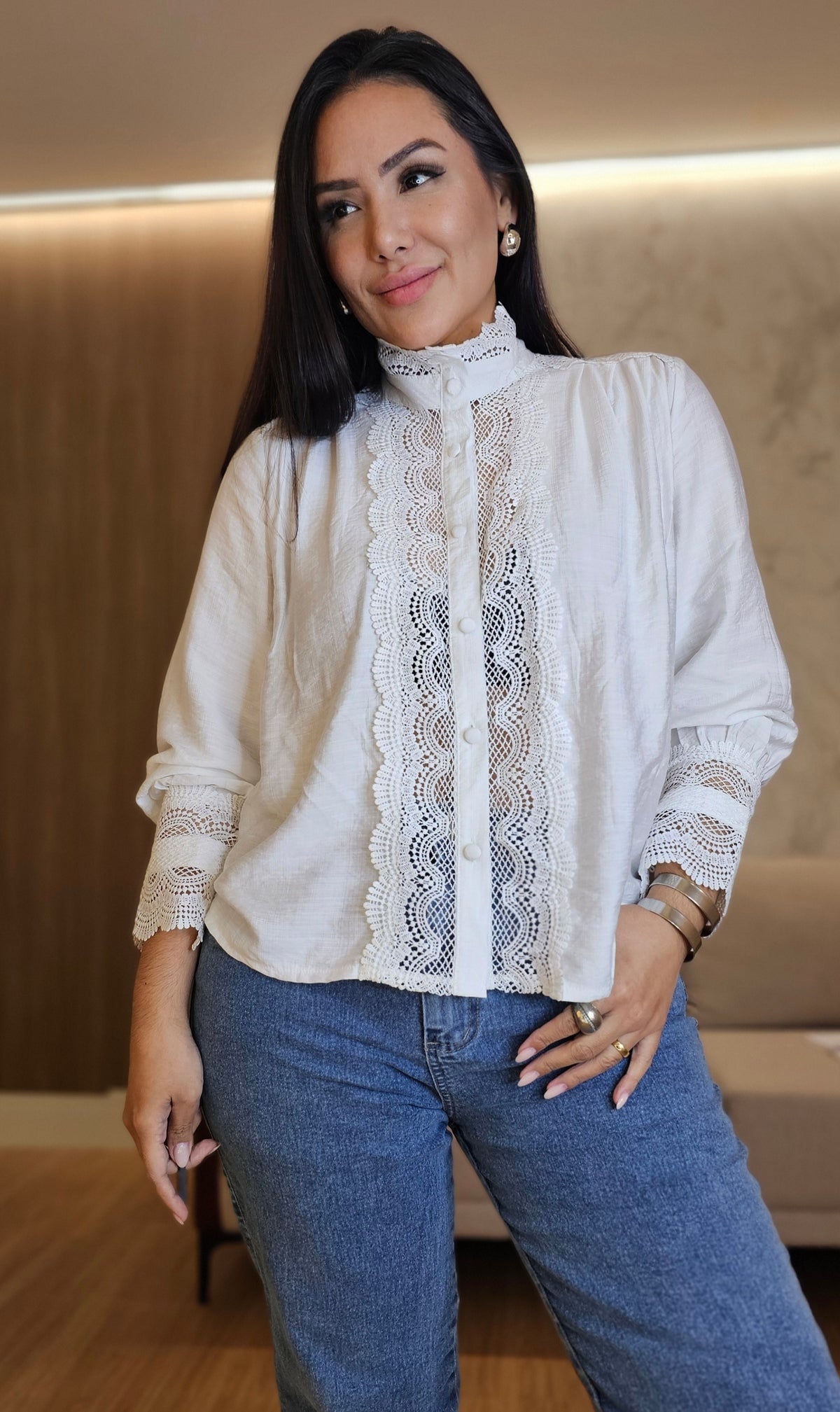 Camisa Branca Feminina com Renda – Sofisticação atemporal com acabamento impecável