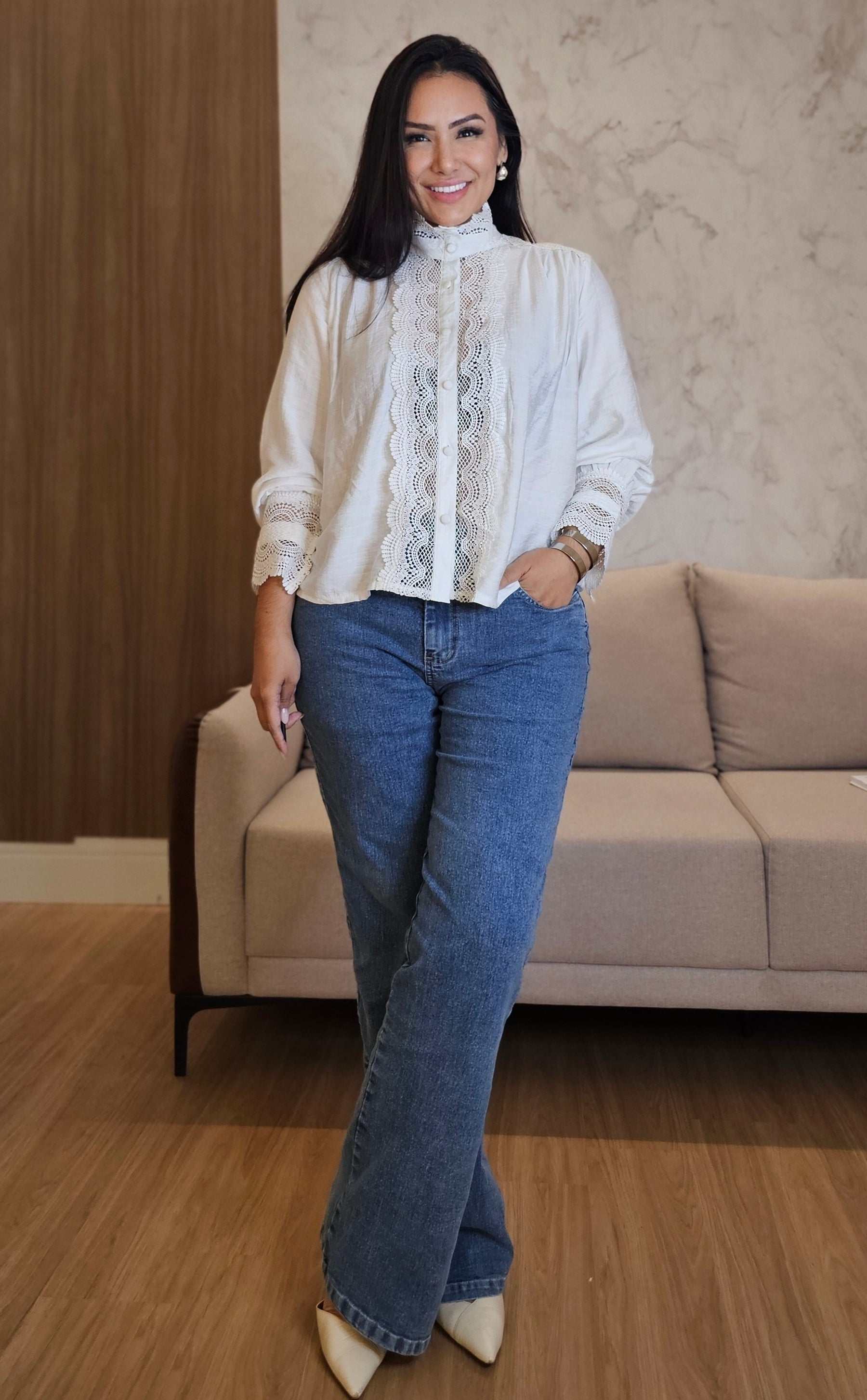 Camisa Branca Feminina com Renda – Sofisticação atemporal com acabamento impecável