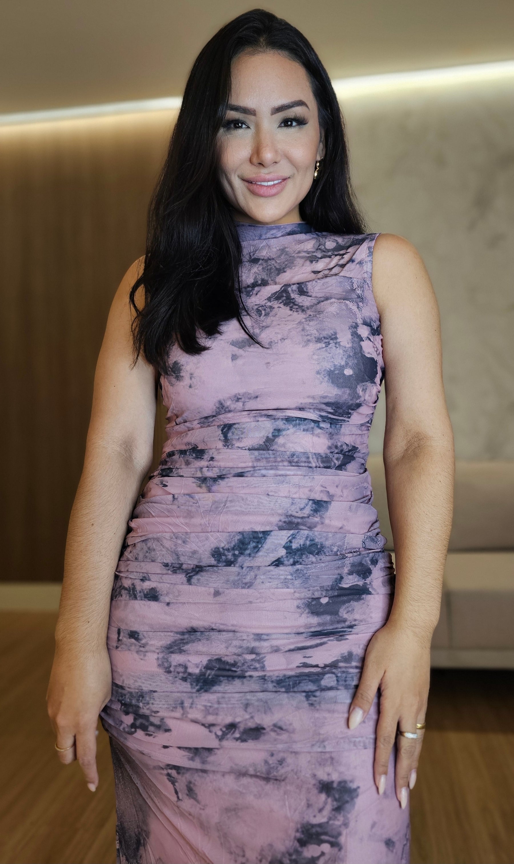 Vestido Feminino Midi em Tule Estampado Rosa com preto – Modelagem que Valoriza com Drapeado Frontal