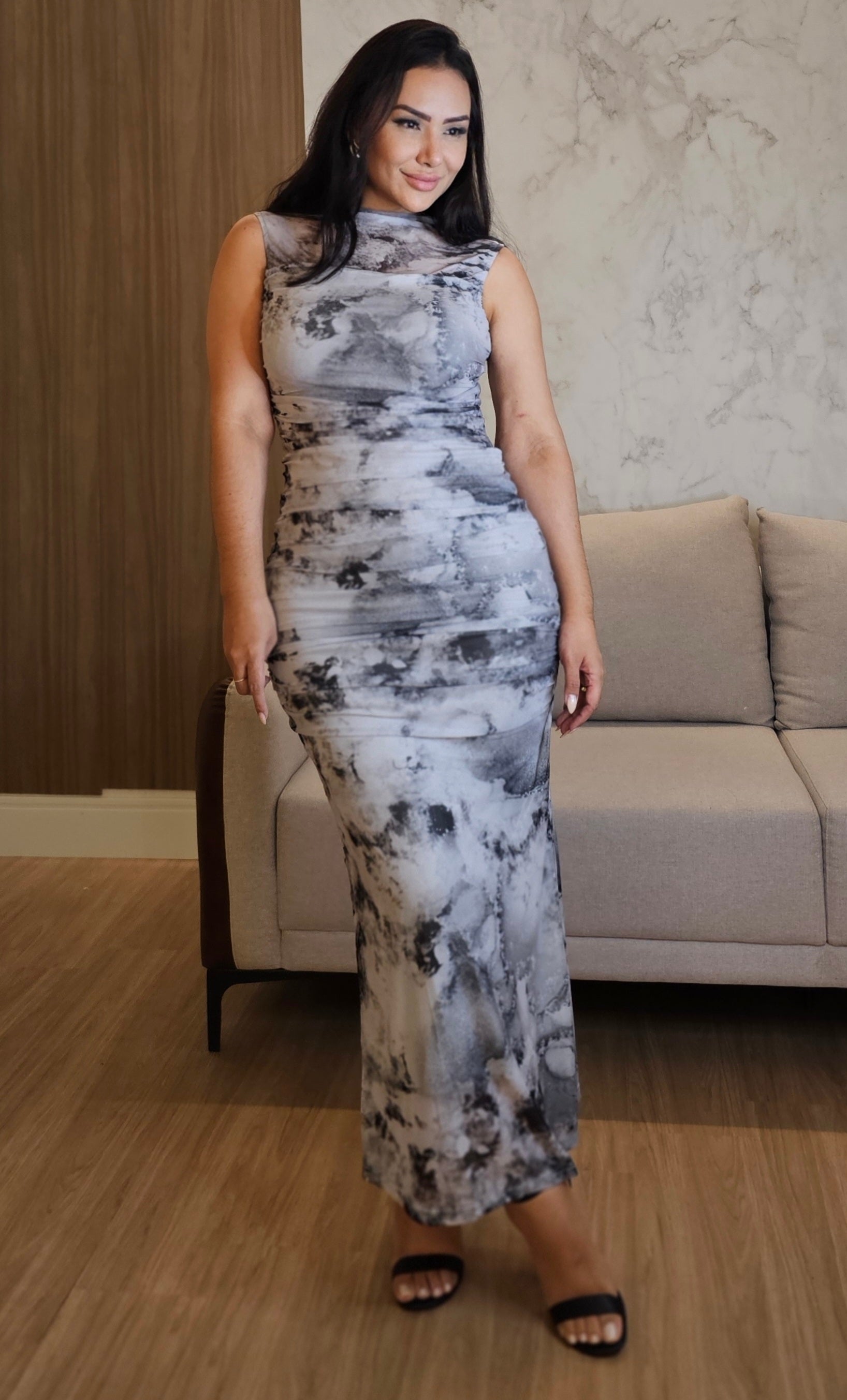 Vestido Feminino Midi em Tule Estampado cinza com preto – Modelagem que Valoriza com Drapeado Frontal