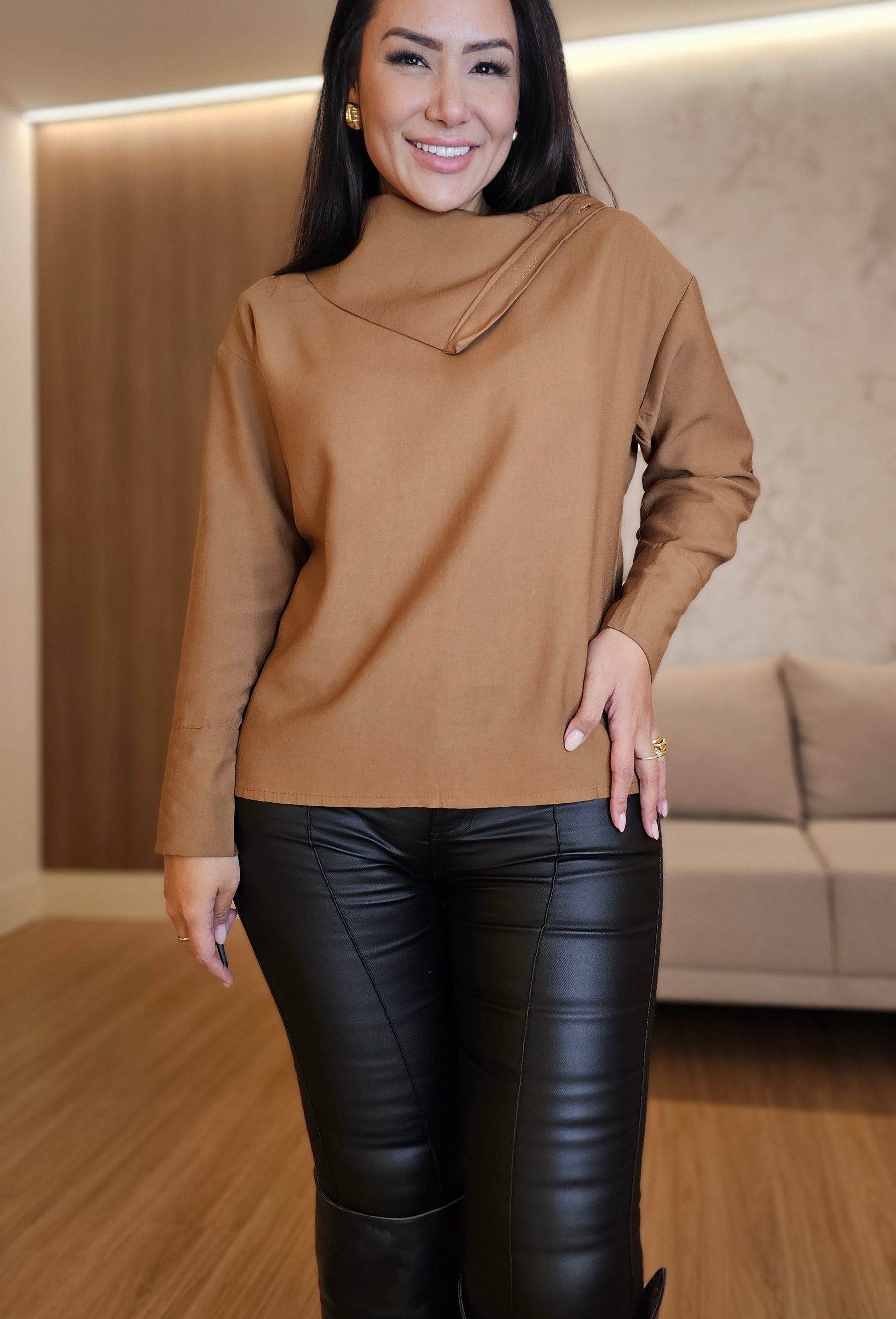 Camisa Feminina nude de Alfaiataria com Abotoamento Imponente – Estrutura Impecável e Design Sofisticado